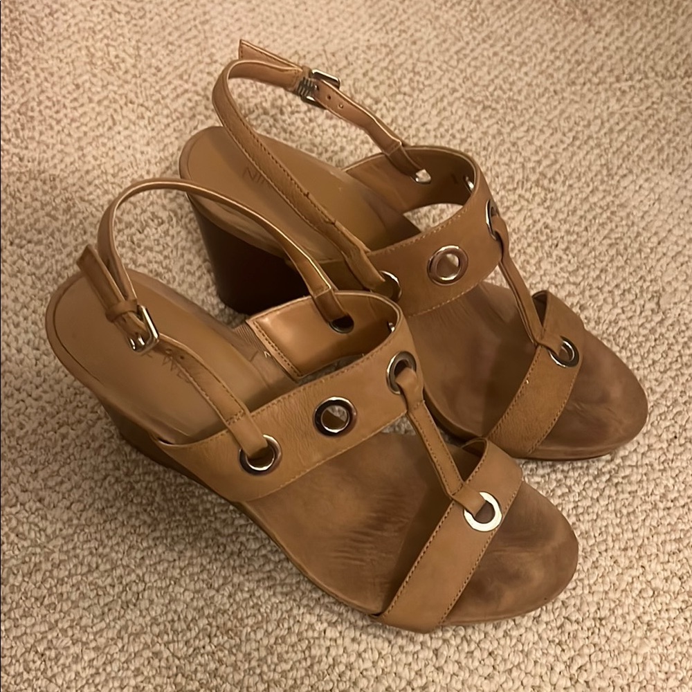 Nine West Wedge in tan size 9